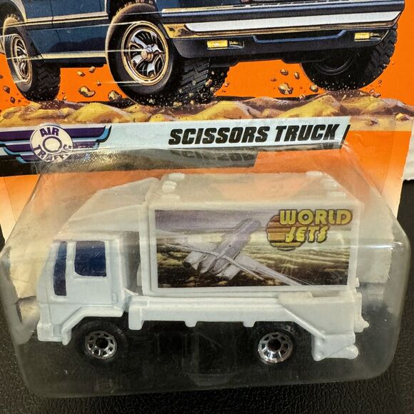 Matchbox #7 Ford Scissors Cargo Truck 1999 White Air Traffic Series NEW NIB - Picture 2 of 8
